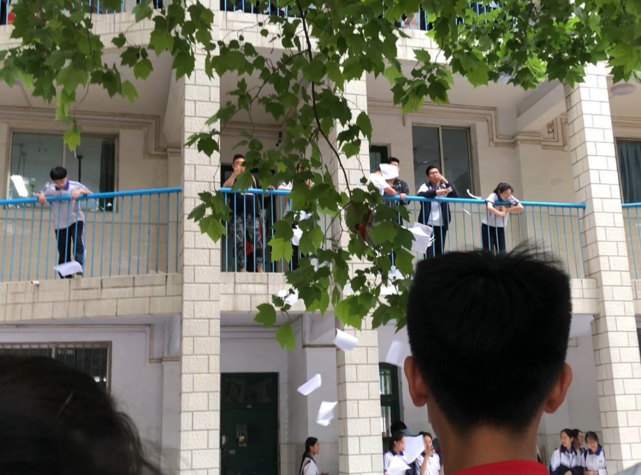 法学■临近高考的前两天，学生为什么会在学校撕书来扔？老师说出秘密