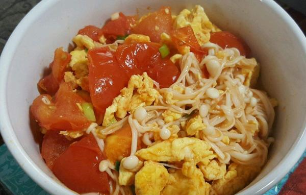 「金针菇」它是脂肪克星，一周吃3次，刮油清肠，排出宿便，腰肢越来越细！