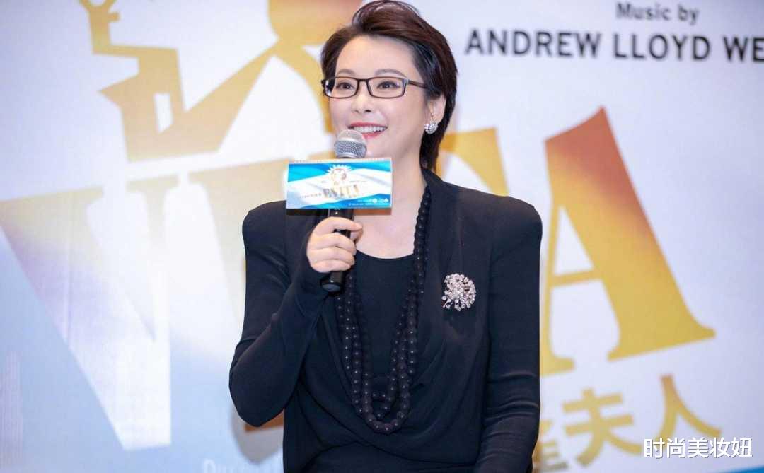 连衣裙|袁立瘦下来气质惊艳，穿黑色垫肩连衣裙亮相，47岁气场强大