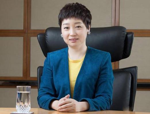 「短发」黄光裕老婆杜鹃才是商界时髦精，超短发烫水纹卷真减龄，气质惊艳