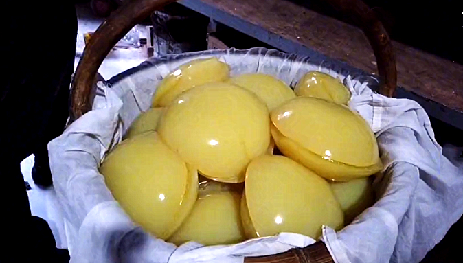 馒头:大娘街边卖“大馒头”,4元一个,不准顾客尝,看清是它买走十个!