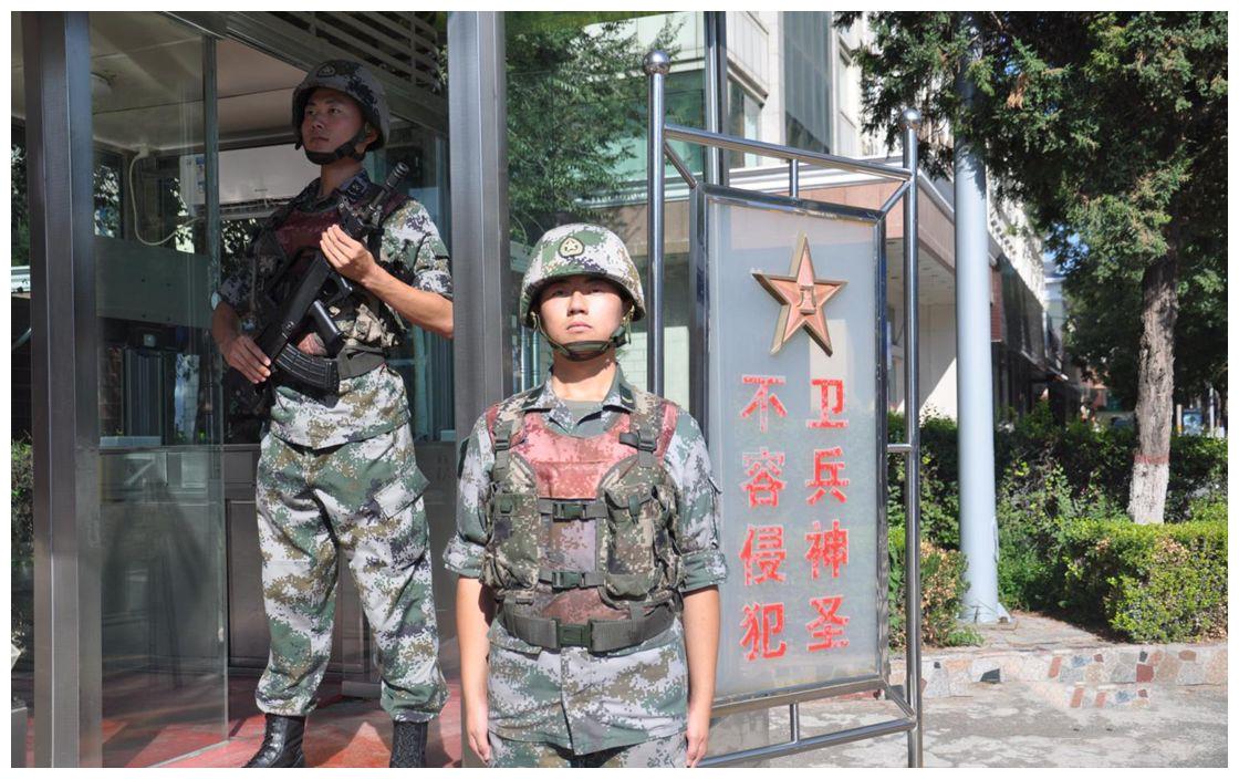▲中国士兵站岗时，为什么两人只有一把枪？20年前有血的教训