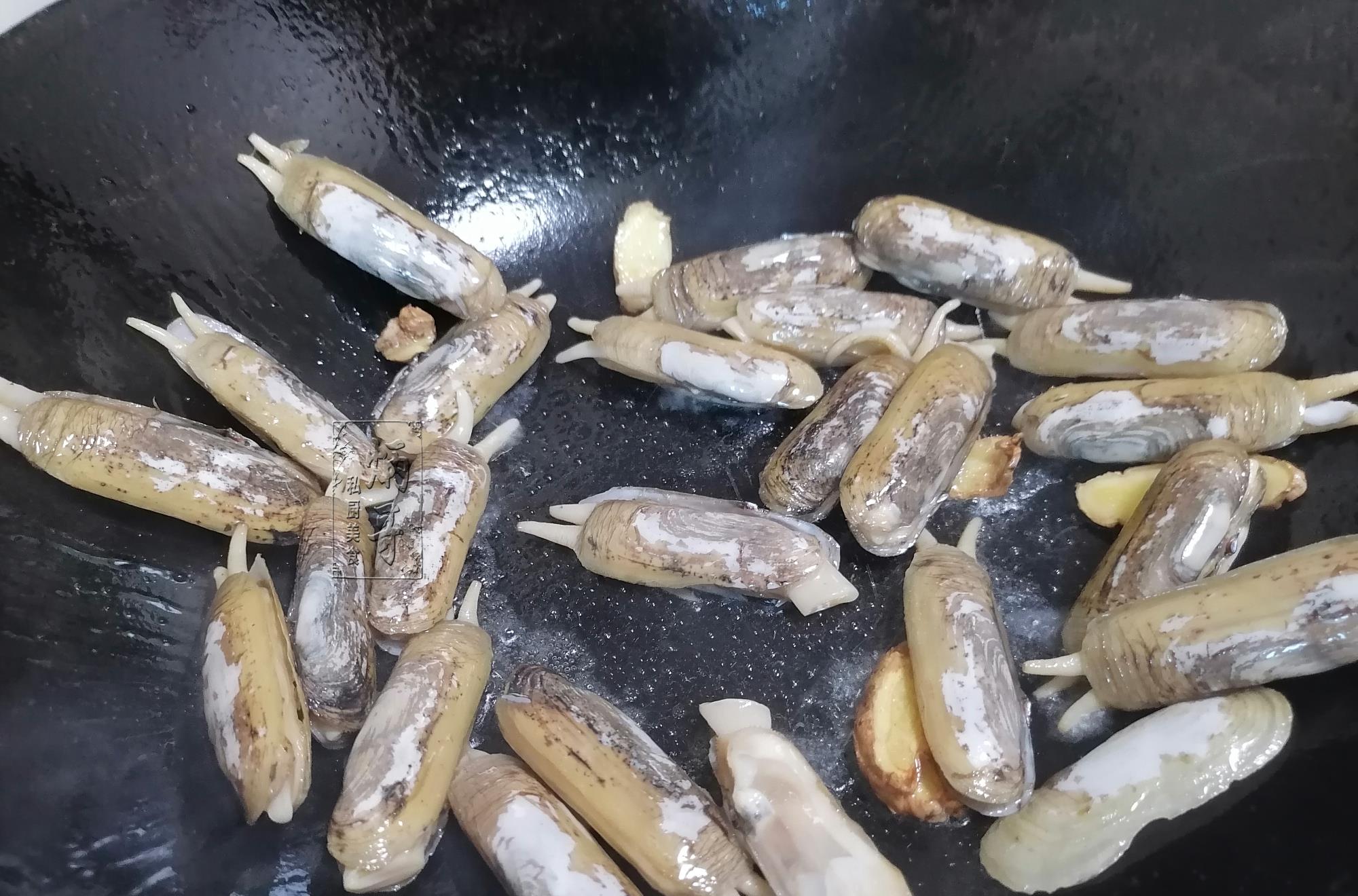 酱油|洗海蛏，加盐加油吐泥都没用！老渔民：用它泡一泡，泥沙全吐出！