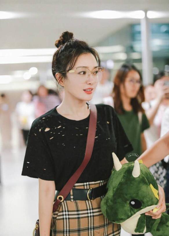 「秦岚」41岁秦岚新剧秒变民国名媛，旗袍造型惊艳众人，美艳又端庄