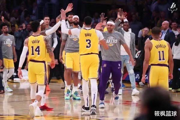 凯文·杜兰特▲重磅！又一球员官宣退赛，那可是联盟前五的超巨，湖人夺冠机会要来了！