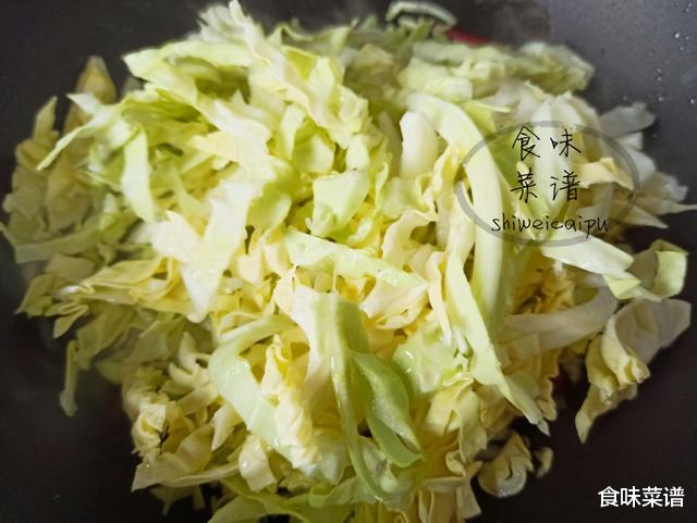 []包菜炒粉条，很多人第一步就错了，大厨教你一招，营养下饭不起坨