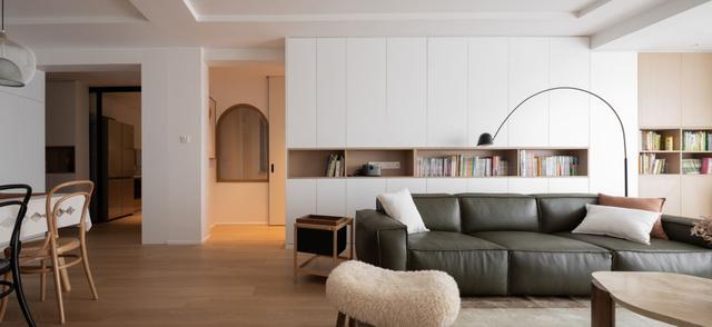 |越来越多人给客厅设计柜子,沙发离墙摆放后,真的超实用!