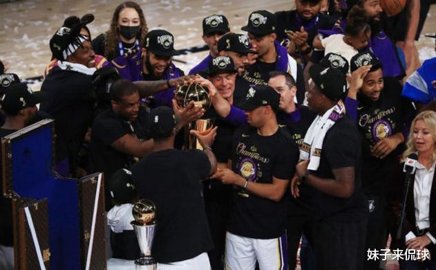 勒布朗·詹姆斯|NBA总冠军颁奖典礼,有谁注意詹姆斯的站位,再次体现高情商