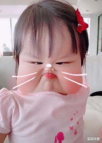 「王祖蓝」36岁李亚男晒2岁女儿丑照，可爱十足，表情搞怪像极王祖蓝