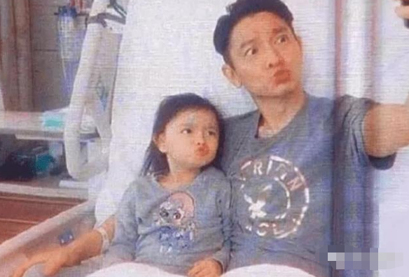 「刘德华」刘德华女儿生活照曝光，复制粘贴刘德华颜值，堪称“最美星二代”