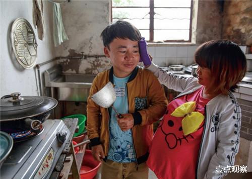 壹点观察 “侏儒夫妻”不顾反对坚持生娃,孩子出生后,夫妻二人都沉默了