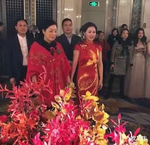 儿子婚礼,老妈气场全开,五十岁宛如少女,站在一起丈母娘尴尬了