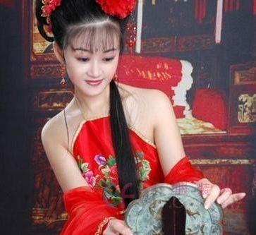 佳人出上联：“白头翁，牵牛耕熟地”，才子下联让少女顿时脸红