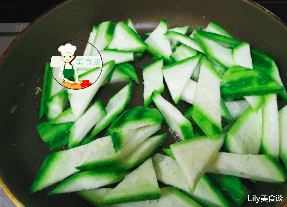 [炒鸡蛋]五月，这瓜要多吃，不放肉也很鲜甜，清热消暑还美白，现在正当季