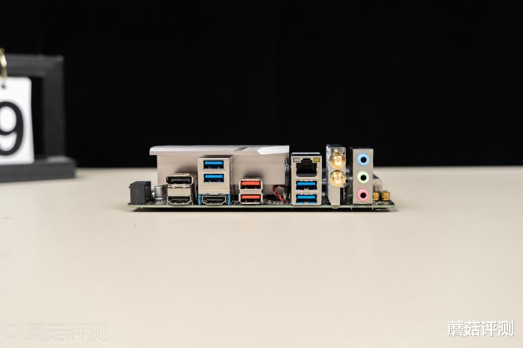 |没有人比蘑菇更懂如何上班摸鱼！打造一款可以上下班提着走的主机。