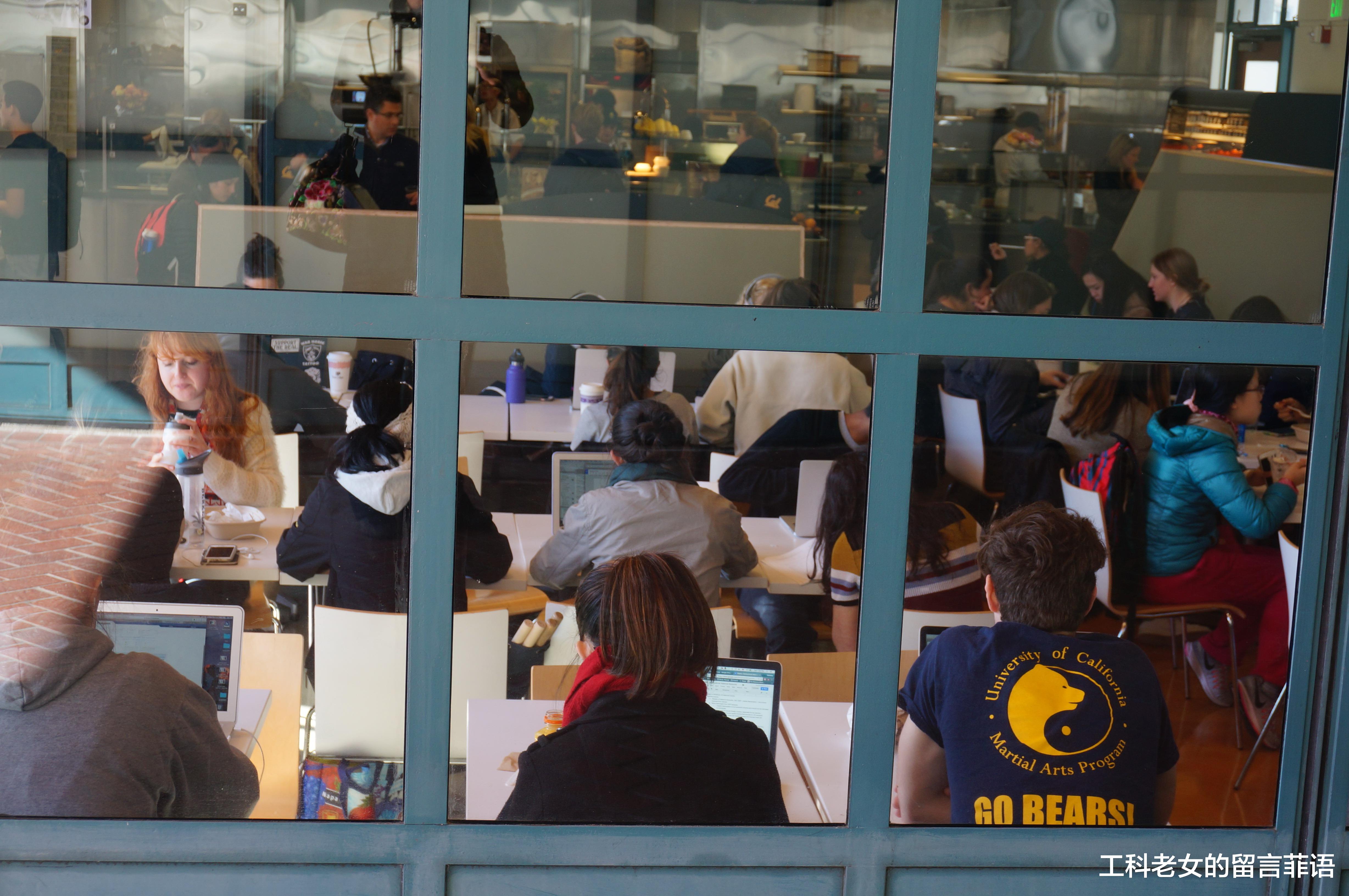 高校|顶尖高校学生怪，爱坐教室外的地上看书