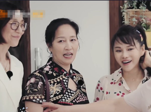 伊能静|伊能静和李晟妈仅相差4岁,同框却像极了母女!伊能静口误叫阿姨