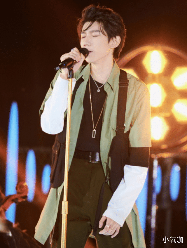 『王源』王源“整骨式长高”？身高看着一米八，已成三小只中的最帅