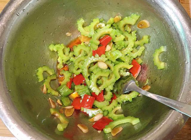 『香菇』入夏后，这菜我家一周吃3次，雷打不动，清肠刮油，小腹平坦了