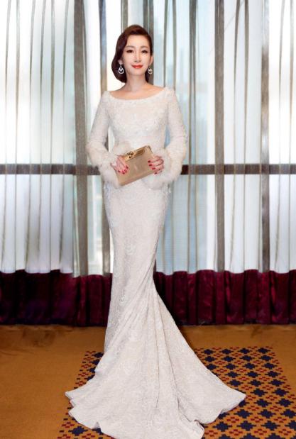 [秦海璐]42岁秦海璐，腰身还没有话筒宽，自曝瘦60斤秘诀：只用了一个方法