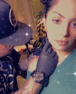 瓦妮莎@瓦妮莎再添新纹身，纹身师却引非议，球迷：手肘不要压着科嫂胸口