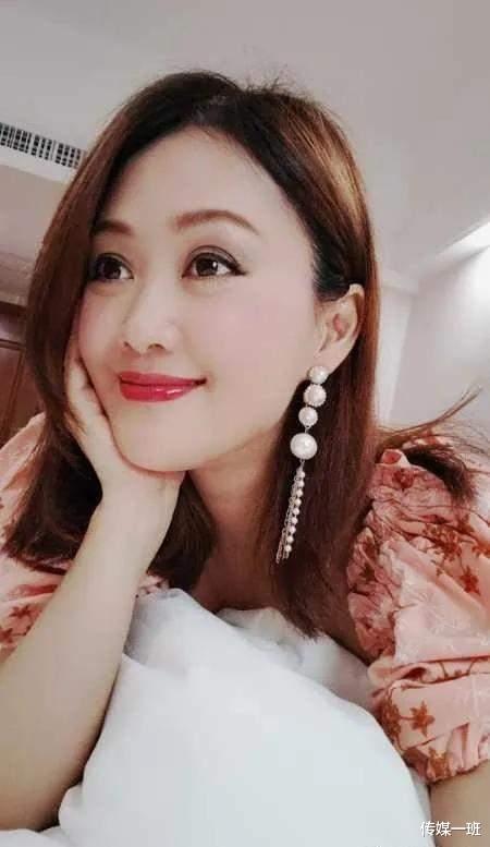 梁小冰|50岁梁小冰晒热舞被疑有孕,嫁给“马文才”二十年,恩爱如初