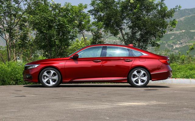 本田雅阁@预算只有20万，懂车的都绕不开这3款B级车，第一款4月卖近1.9万辆