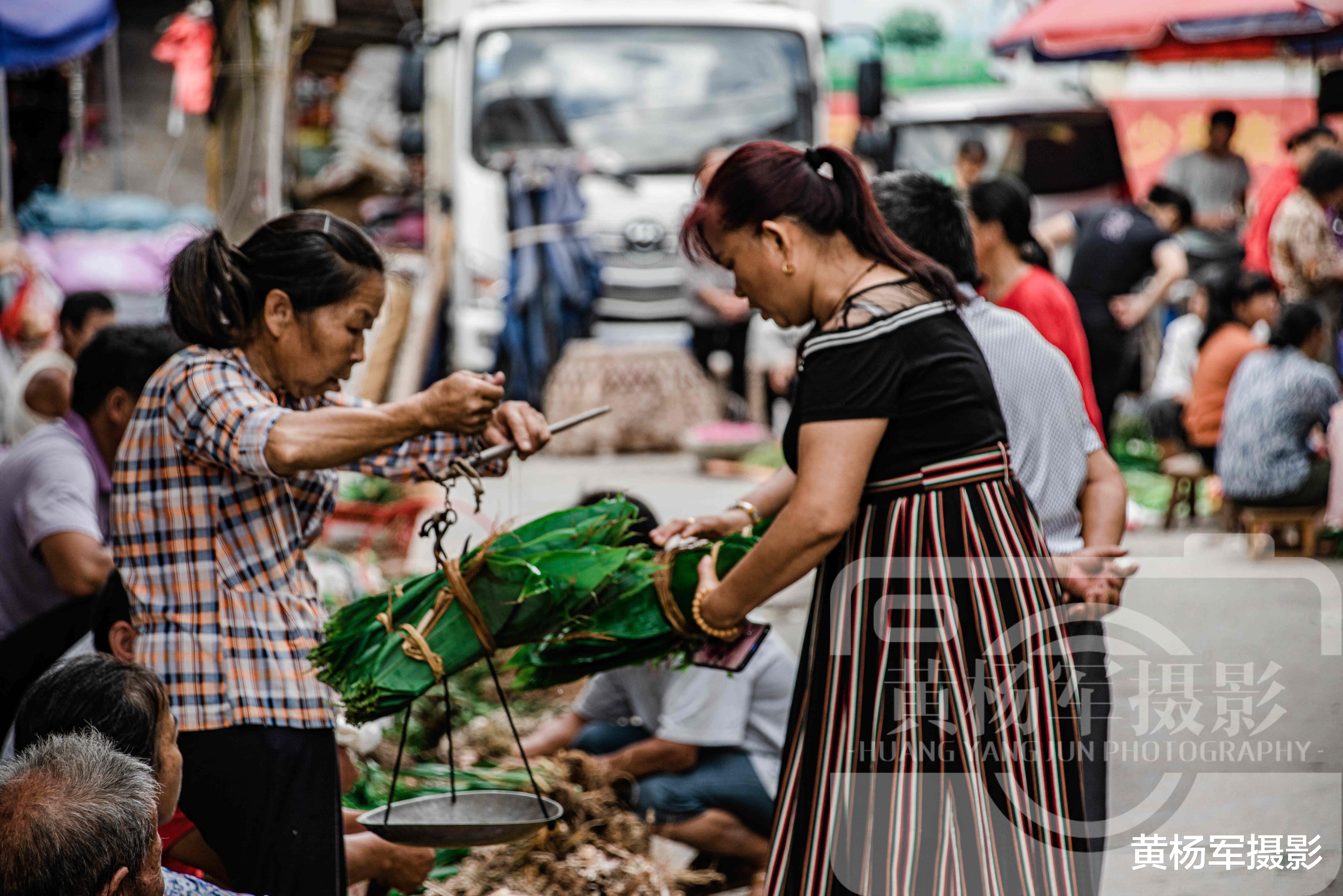 江西赣县区储潭镇的圩市,人来人往非常热闹,赴圩场面赣州人熟悉