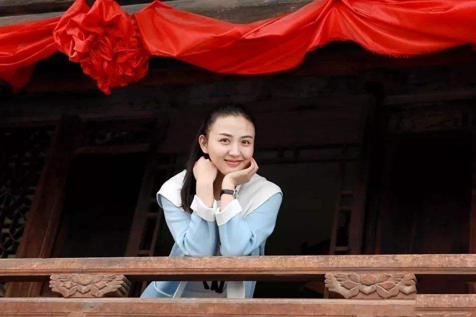 「杨幂」她曾是杨幂助理，因长相出众被导演看中，如今搭档胡歌成一线明星