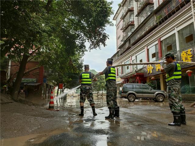 律师|四川省泸州市龙马潭区人武部:组织应急民兵奋战一线,连夜开展清淤工作