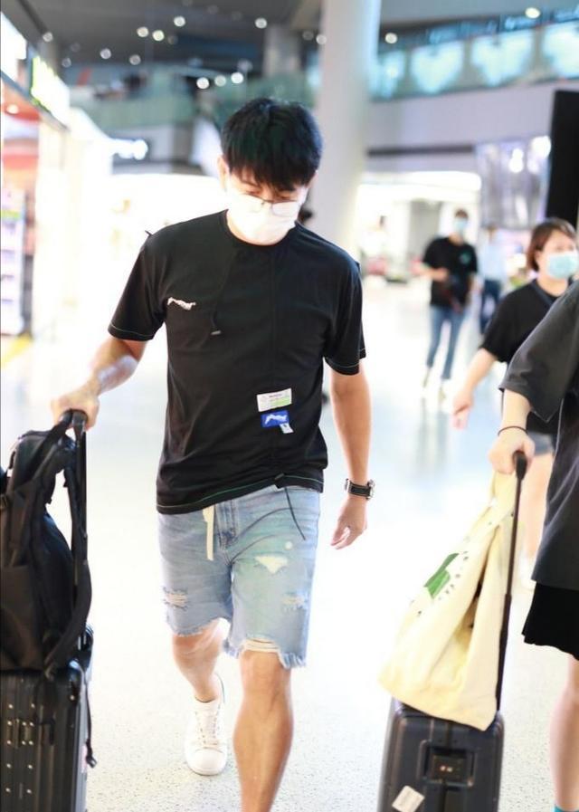 李冰冰|50岁吴奇隆胖着玩呢？瘦身成功帅出新高度，现身机场走出超有范