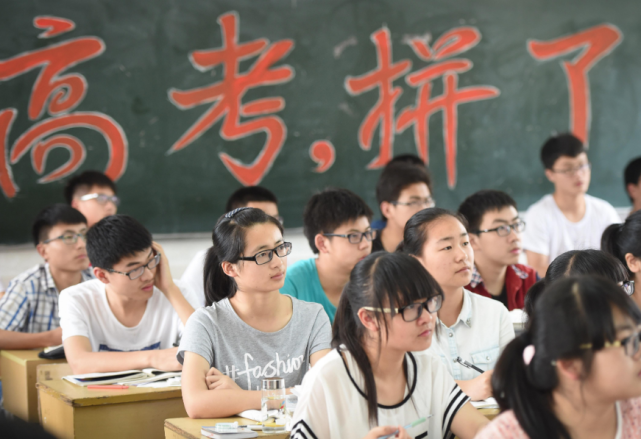 【】为什么高考不让穿“校服”?原来藏了这么多猫腻,班主任说出实情