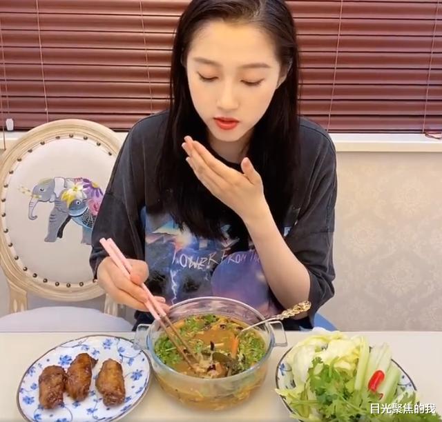 「关晓彤」关晓彤当吃播，本以为是作秀，看到最后吃多少，真是中了减肥的毒