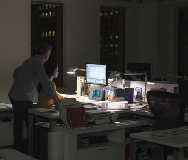 神鸟知讯资讯站|加班在公司蹭空调蹭电，杭州小伙被辞退，网友：老板太小题大做