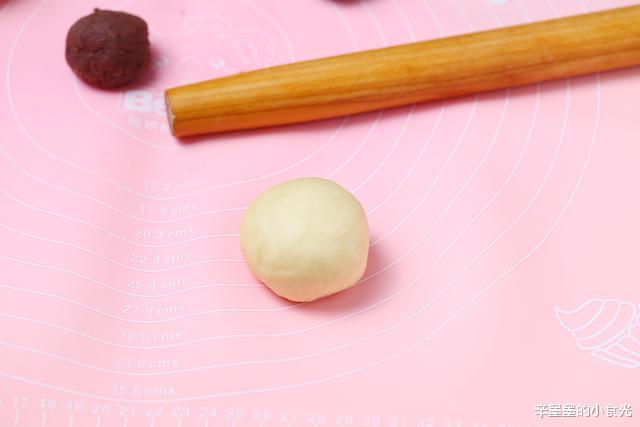 「面包」终于陪孩子结束一周的网课，烤盘豆沙面包当早餐，软噗噗香甜美味