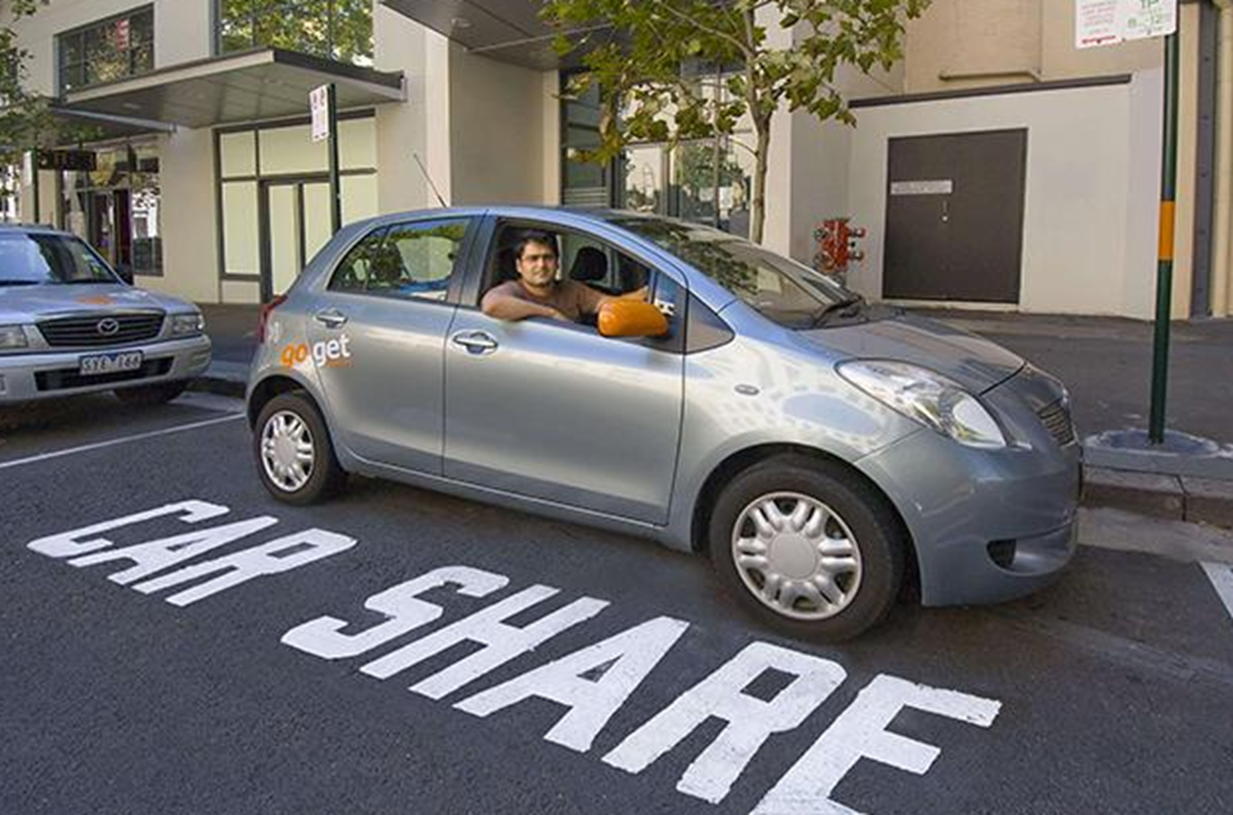 新车|男子全款买新车，却因提车仪式被惹怒，车主：耍猴呢？车不买了赶紧退钱