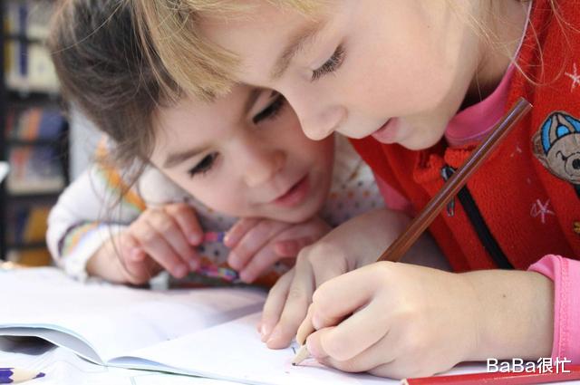 『小雯』一年级99.5分语文试卷走红，被扣0.5分，妈妈看完后说不出话了