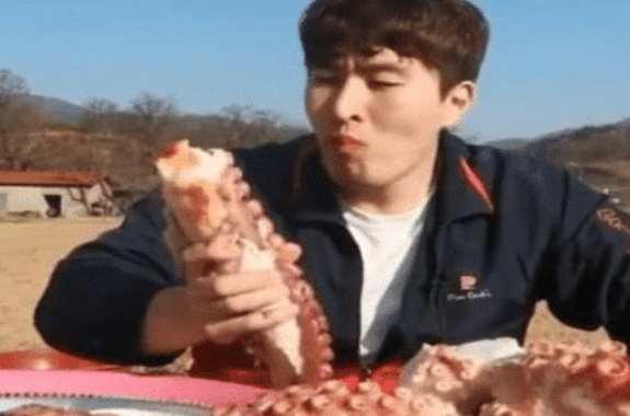 「章鱼」网红直播吃“大章鱼”当摄像头旋转360度就露馅了，网友：不怕死就继续吃