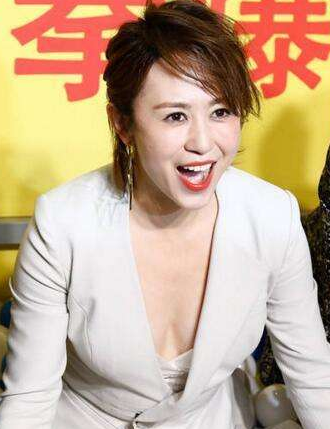 春晚|她是春晚女王，却嫁给小11岁的“弟弟”，现在38岁被宠成公主