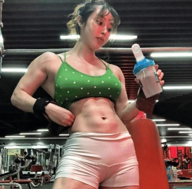 春丽|她堪称真人版春丽，怎样的老公才能驾驭她？看到两人合照后明白了