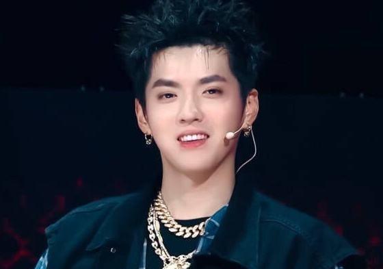 中国新说唱|中国新说唱狂出幺蛾子,吴亦凡给的金链子被卖,选手们奇装夺眼球