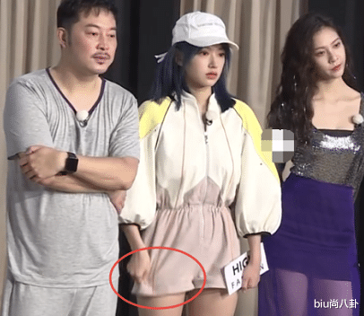 程潇@程潇穿短裤站姿别扭,导演故意切近镜头,她的救场反应堪称教科书
