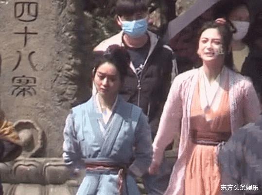 「赵丽颖」与周洁琼不和实锤？赵丽颖片场与其互不理睬，二人身材对比太惨烈