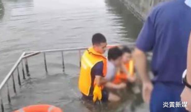 炎黄新媒|男孩以死威胁姐姐当面道歉，消防员赶到之前已经泡了半个小时，网友：这也太皮了