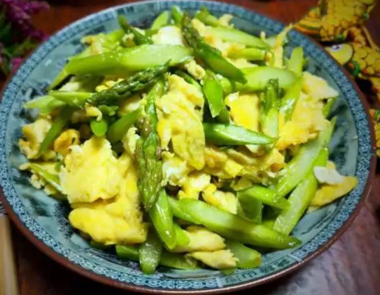 [芦笋]五月，鸡蛋和此物是绝配，每天炒一盘，饿死癌细胞，体重回到2位数