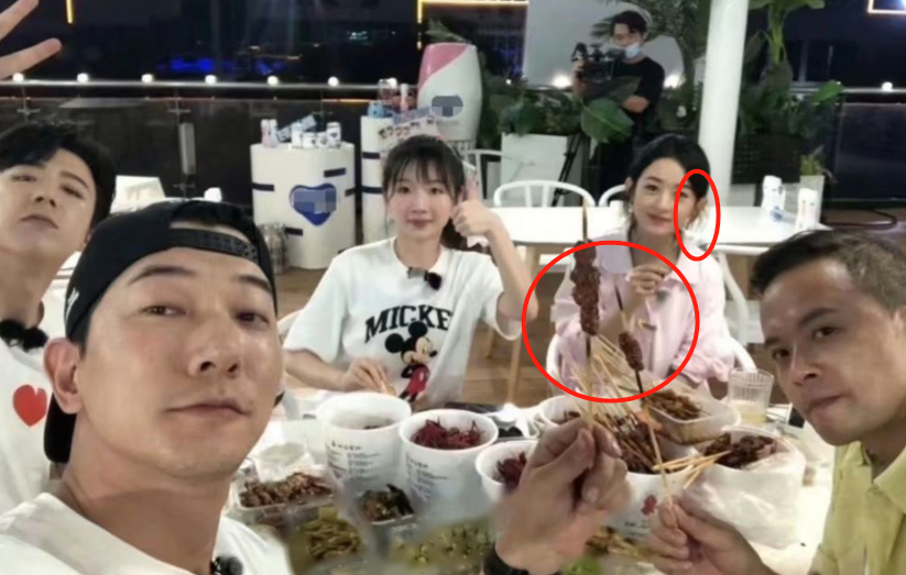 赵丽颖|《中餐厅》开播大伙聚餐！看清赵丽颖吃的啥，网友：难怪只有80斤