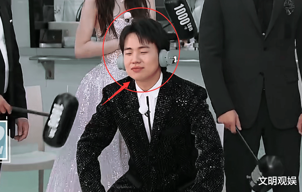 耳机：跑男正片未播就“穿帮”？嘉宾戴耳机却能重复台词，被质疑有剧本