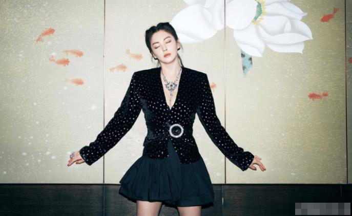 「张雨绮」没想到张雨绮也有“翻车”的时候, 好像缠了一身的保鲜膜, 怎么走路啊