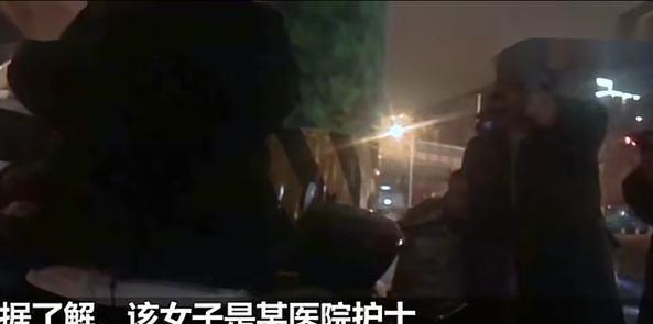 不能活得 郑州暖气爆管致女孩坠坑身亡，路人施救被烫伤！目击者：水雾太大