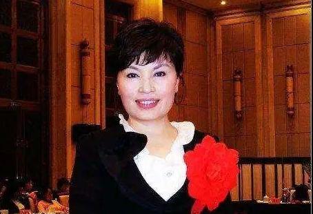 李瑞英|曾“央视一姐”李瑞英，儿子坠楼依旧主持工作，被骂“六亲不认”